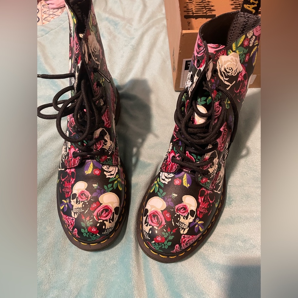 NIB Dr Martens size US10
